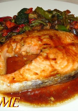 Una foto de Salmón al horno con salsa de soja y miel