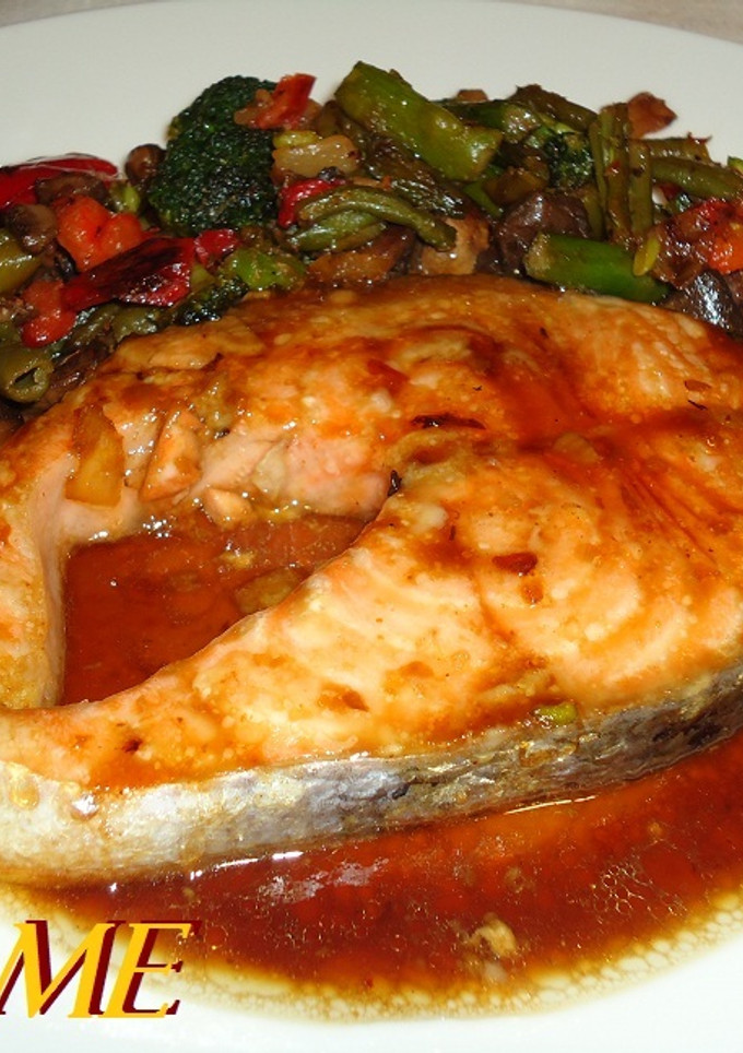 Una foto de Salmón al horno con salsa de soja y miel