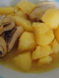 Una foto de Muslitos de pollo al azafrán con aromas marroquís