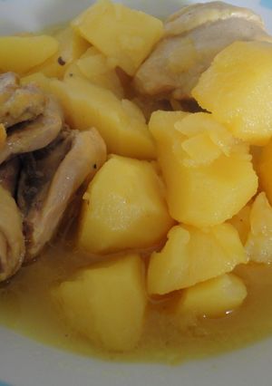 Una foto de Muslitos de pollo al azafrán con aromas marroquís