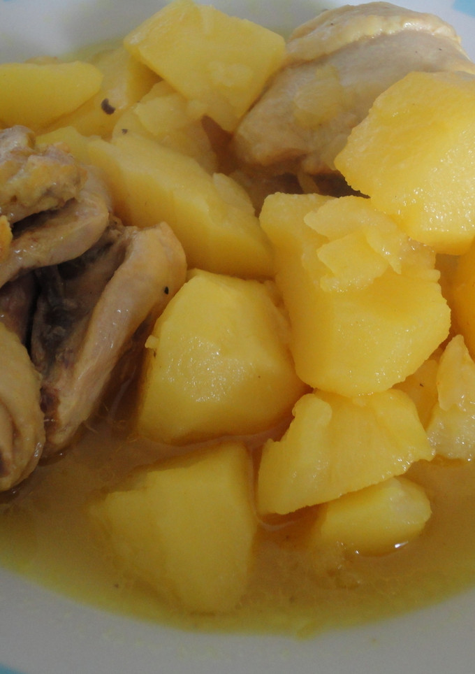 Una foto de Muslitos de pollo al azafrán con aromas marroquís