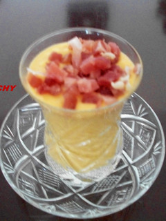 Una foto de Chupitos de salmorejo de aguacate