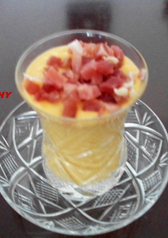 Una foto de Chupitos de salmorejo de aguacate