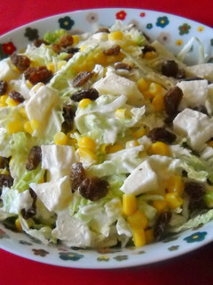 Una foto de Ensalada de berza con crema de queso y albahaca
