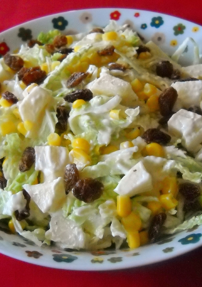 Una foto de Ensalada de berza con crema de queso y albahaca
