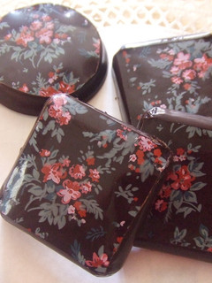 Una foto de Piruletas y bombones de chocolate con florecitas