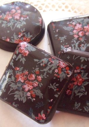 Una foto de Piruletas y bombones de chocolate con florecitas