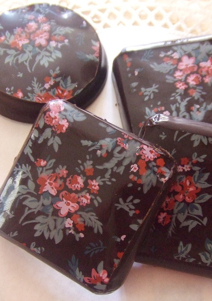 Una foto de Piruletas y bombones de chocolate con florecitas