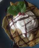 Crêpes rellenas de crema de quark y yogurt con salsa de chocolate