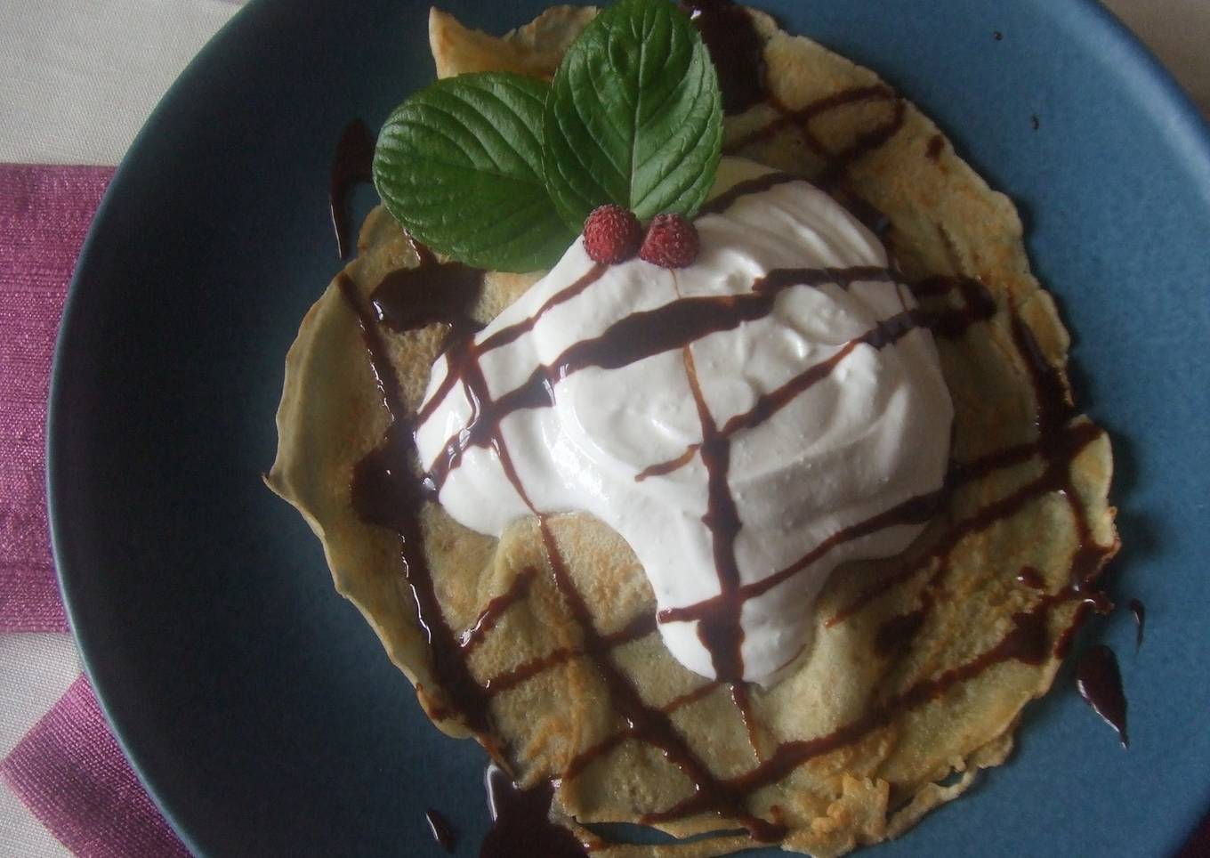 Crêpes rellenas de crema de quark y yogurt con salsa de chocolate<br />