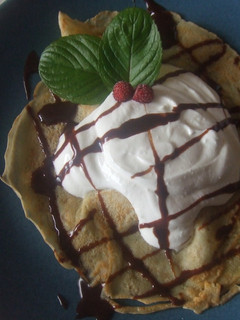 Una foto de Crêpes rellenas de crema de quark y yogurt con salsa de chocolate