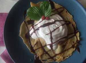 Una foto de Crêpes rellenas de crema de quark y yogurt con salsa de chocolate
