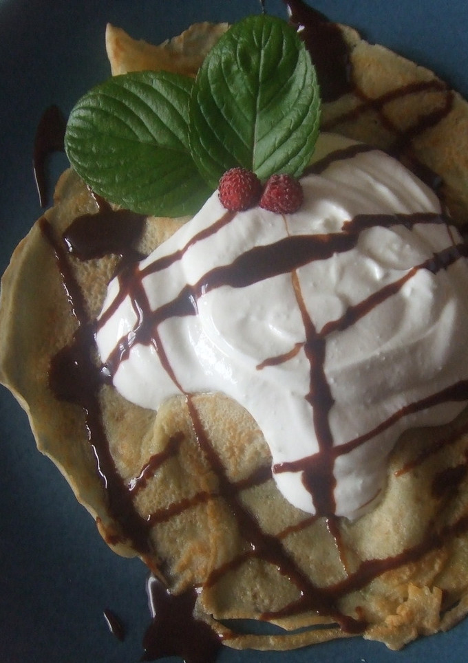 Una foto de Crêpes rellenas de crema de quark y yogurt con salsa de chocolate