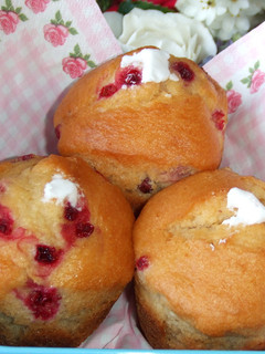 Una foto de Muffins de arándanos rojos rellenos de crema de yogurt