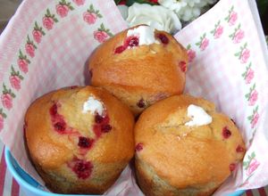 Foto principal de Muffins de arándanos rojos rellenos de crema de yogurt
