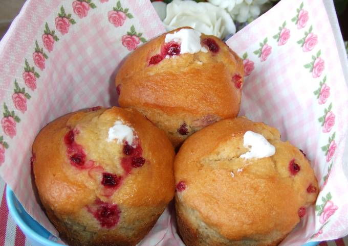 Foto principal de Muffins de arándanos rojos rellenos de crema de yogurt
