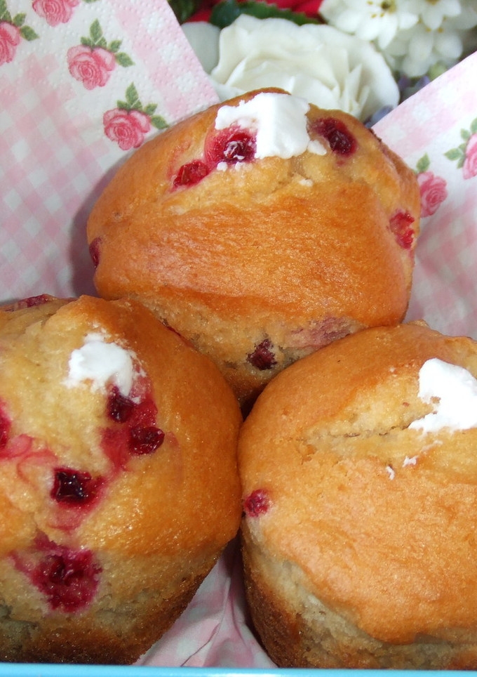 Una foto de Muffins de arándanos rojos rellenos de crema de yogurt