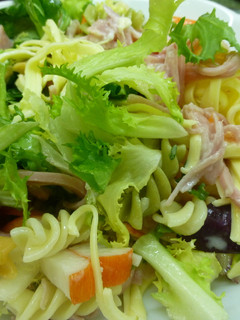 Una foto de Ensalada de pasta y queso