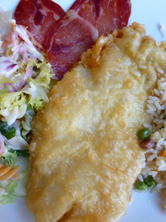Una foto de Plato combinado ensalada, arroz tres delicias y lenguado