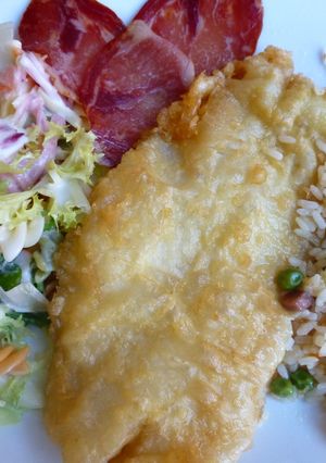 Una foto de Plato combinado ensalada, arroz tres delicias y lenguado
