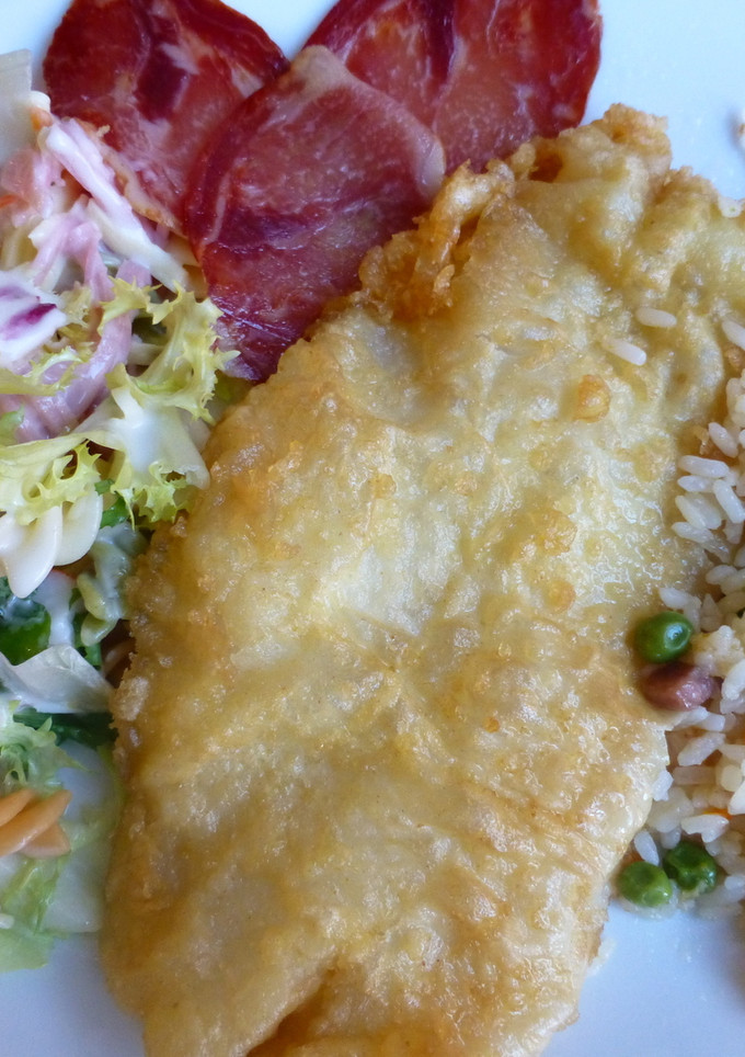 Una foto de Plato combinado ensalada, arroz tres delicias y lenguado