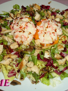 Una foto de Ensalada veraniega con pollo y melocotones rellenos