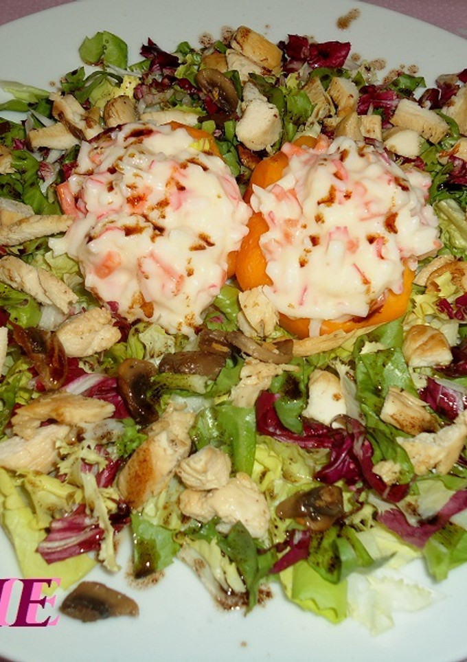Una foto de Ensalada veraniega con pollo y melocotones rellenos