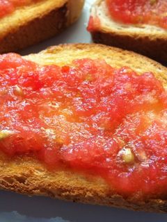 Una foto de Tostadas con tomate