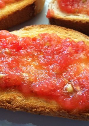 Una foto de Tostadas con tomate