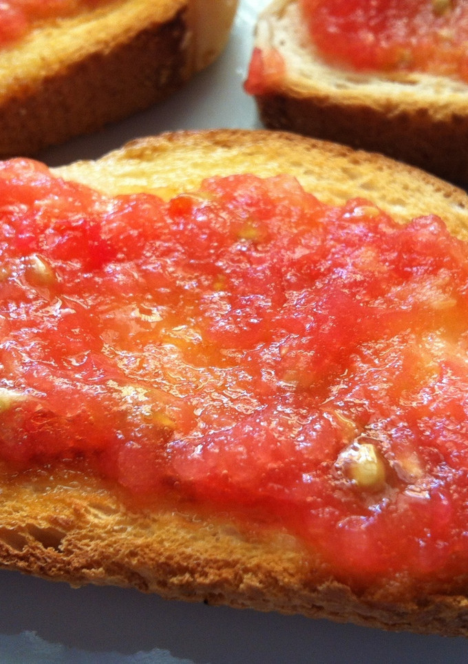 Una foto de Tostadas con tomate