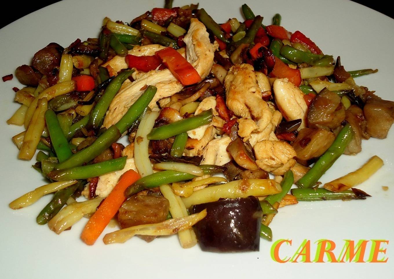 Salteado de pollo y verduras con champiñones<br />
