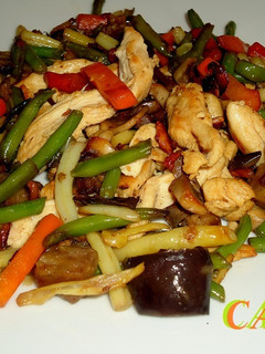 Una foto de Salteado de pollo y verduras con champiñones