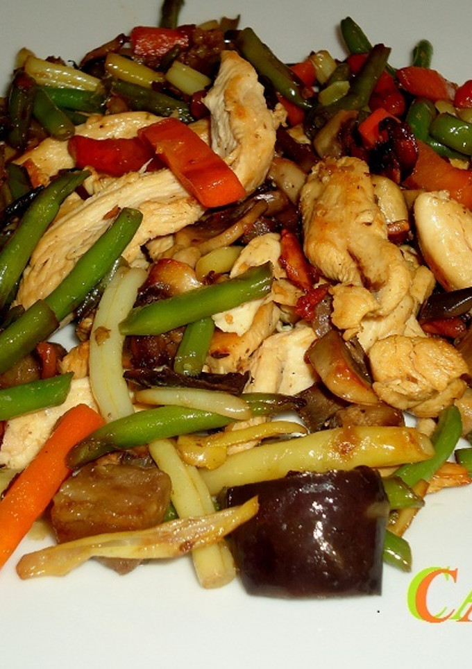 Una foto de Salteado de pollo y verduras con champiñones