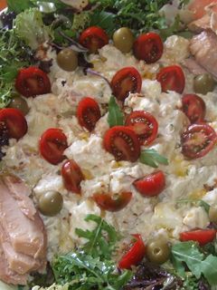 Una foto de Ensalada alemana de patatas con rúcula y salsa de pepinillos