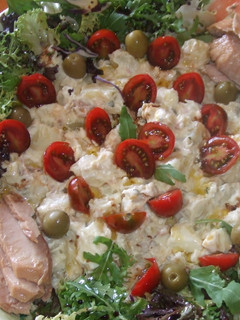 Una foto de Ensalada alemana de patatas con rúcula y salsa de pepinillos