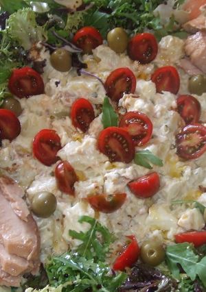 Una foto de Ensalada alemana de patatas con rúcula y salsa de pepinillos