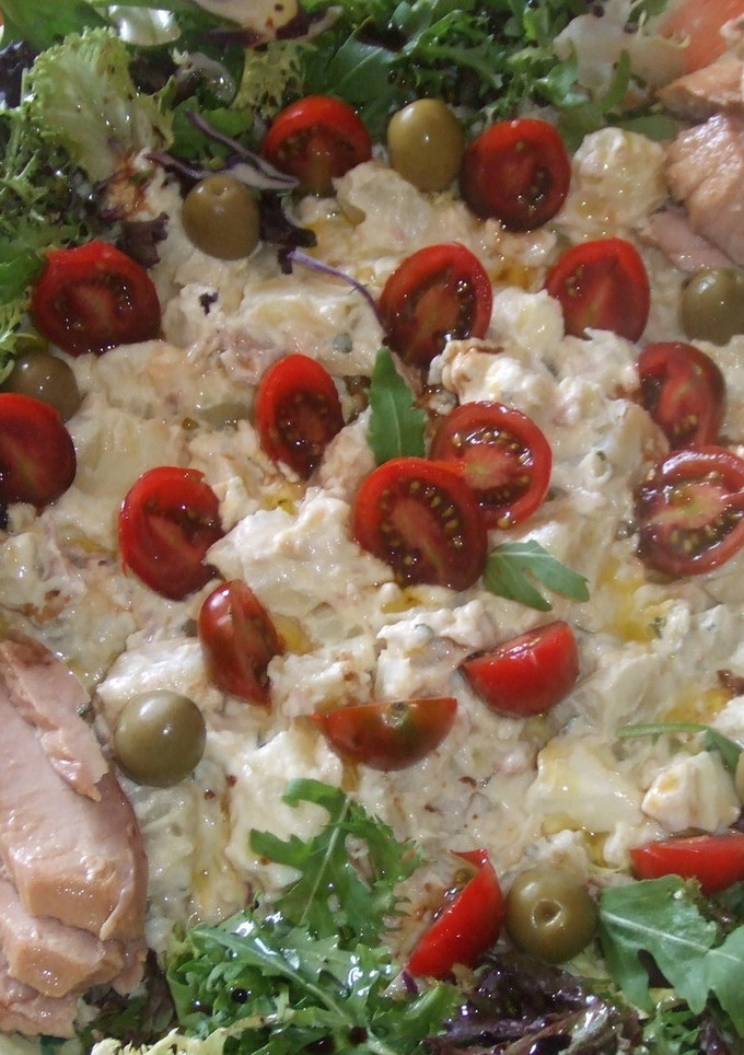 Una foto de Ensalada alemana de patatas con rúcula y salsa de pepinillos