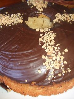 Una foto de Bica gallega de vainilla con baño de chocolate, coñac y almendras