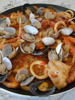 Una foto de Zarzuela de pescado y marisco fácil