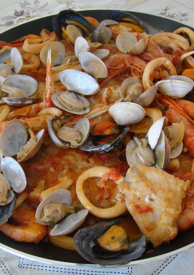 Una foto de Zarzuela de pescado y marisco fácil
