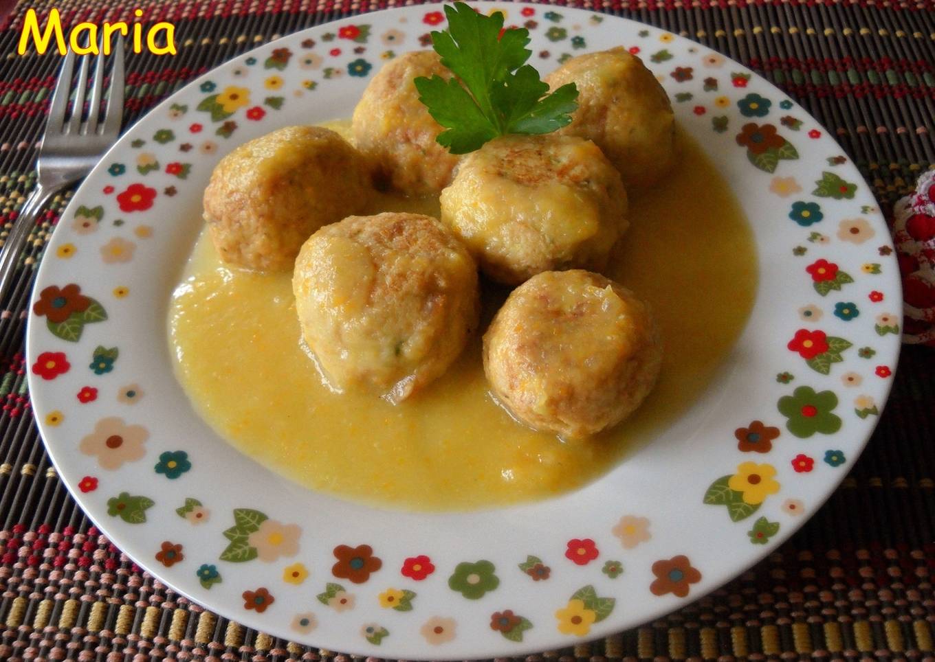 Albóndigas  de atún, requesón y calabacín blanco en salsa<br />
