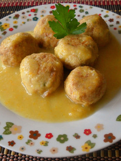 Una foto de Albóndigas de atún, requesón y calabacín blanco en salsa