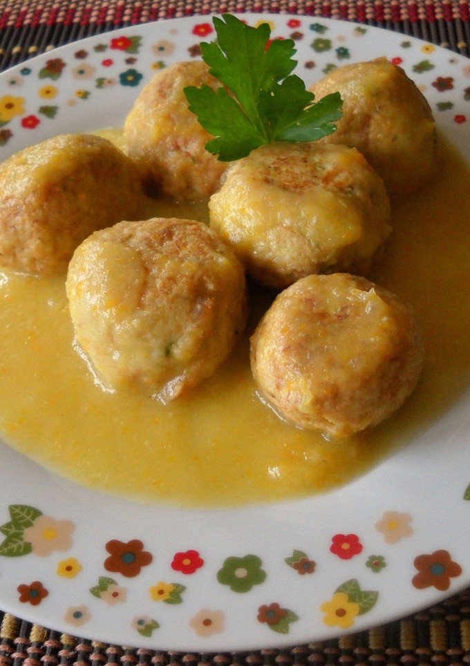 Una foto de Albóndigas de atún, requesón y calabacín blanco en salsa