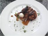 Codorniz en adobo de ajonjolí con huevo a las hierbas