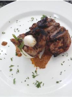 Una foto de Codorniz en adobo de ajonjolí con huevo a las hierbas