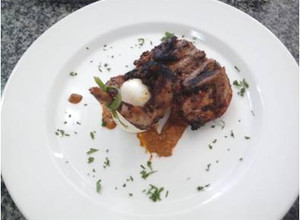 Una foto de Codorniz en adobo de ajonjolí con huevo a las hierbas