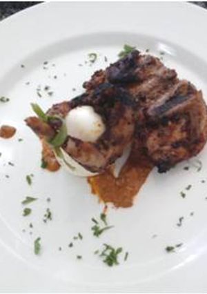 Una foto de Codorniz en adobo de ajonjolí con huevo a las hierbas