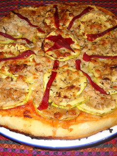 Una foto de Pizza de atún con calabacín