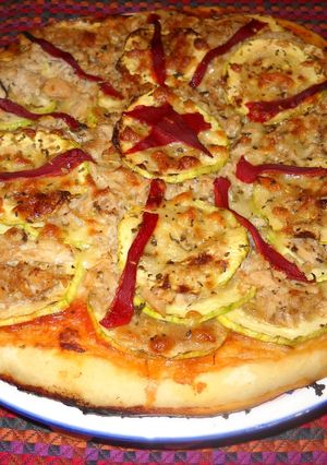 Una foto de Pizza de atún con calabacín