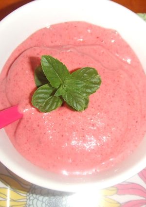 Una foto de Helado rápido de fresas y arándanos rojos